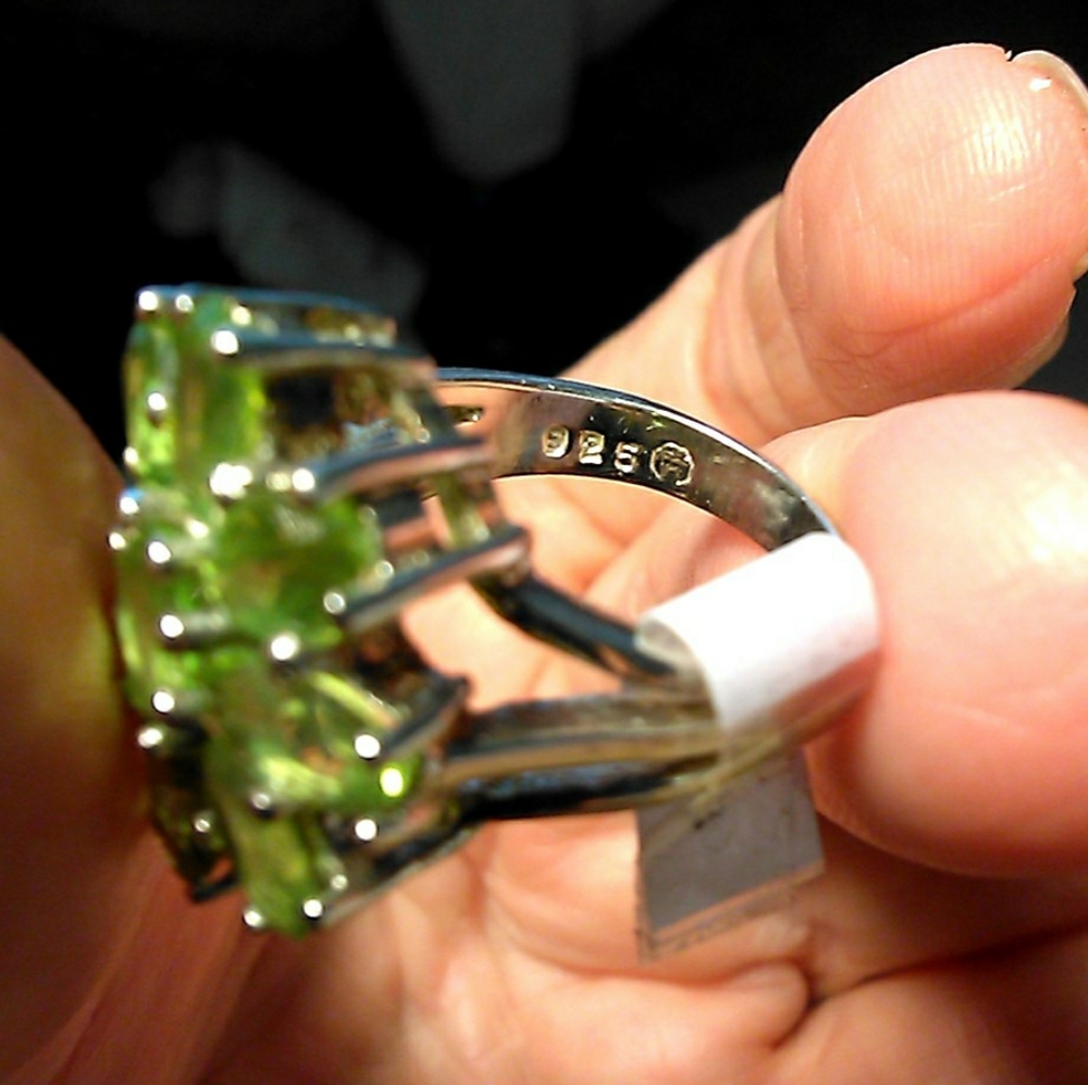 VINTAGE STERLING 925 SILVER RING W/ 9 LIGHT GREEN OVAL PERIDOT  SZ. 5 BEAUTY - Picture 8 of 11